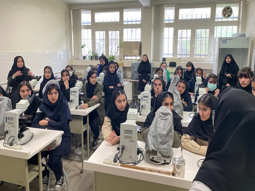 بازدید دانش آموزان دبیرستان بشارت تبریز