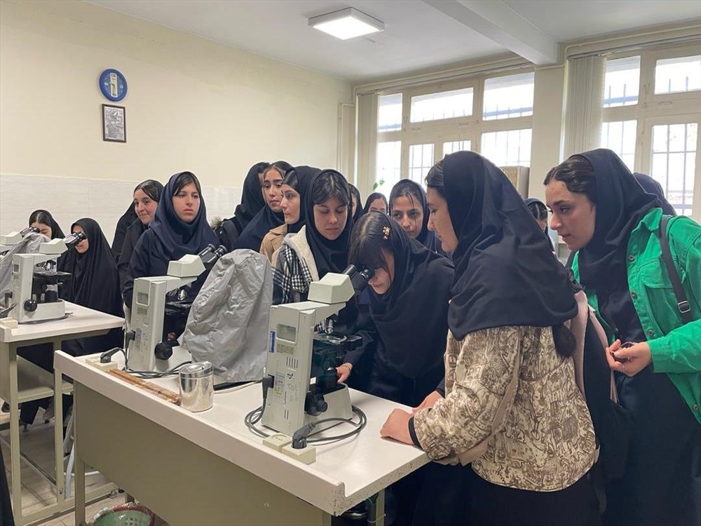 بازدید دانش آموزان دبیرستان بشارت تبریز